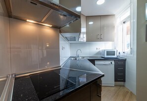 Fridge, microwave, oven, stovetop - Apartment "Las góndolas playa" with sea views, shared pool and Wi-Fi (Almunecar)