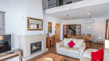 Fernseher, Kamin, DVD-Player, Tischtennisplatte