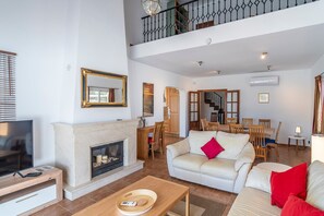 Televisión, chimenea, reproductor de DVD, mesa de ping pong