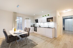Kühlschrank, Mikrowelle, Ofen, Geschirrspüler
