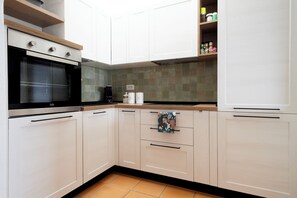 Frigorífico, horno, placa de cocina y lavavajillas