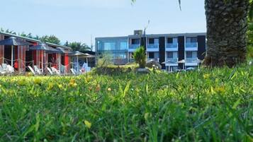 Vista frontal de la propiedad