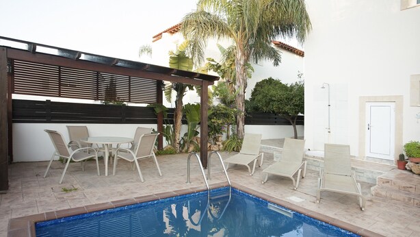 A swimming pool with a pergola and outdoor seating area. - Villa Sirena - Pernera (Paralimni)