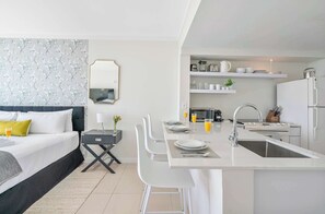 Full-size fridge, microwave, oven, stovetop