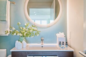 Dusche, Haartrockner, Handtücher, Shampoo