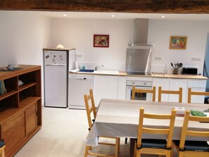 ثلاجة، ميكروويف، فرن، موقد طهي مسطح