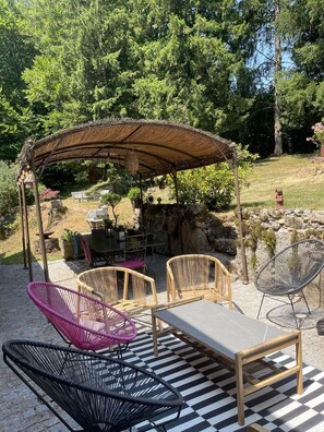 Outdoor dining - Charming house in an estate in the heart of the Sidobre region. (Burlats)