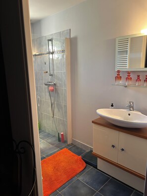 Bathtub, jetted bath, hair dryer, towels - Charming house in an estate in the heart of the Sidobre region. (Burlats)