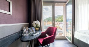 Habitació triple prèmium (Castle view) | Roba de llit hipoal·lergògena, caixa forta a l'habitació i escriptori 