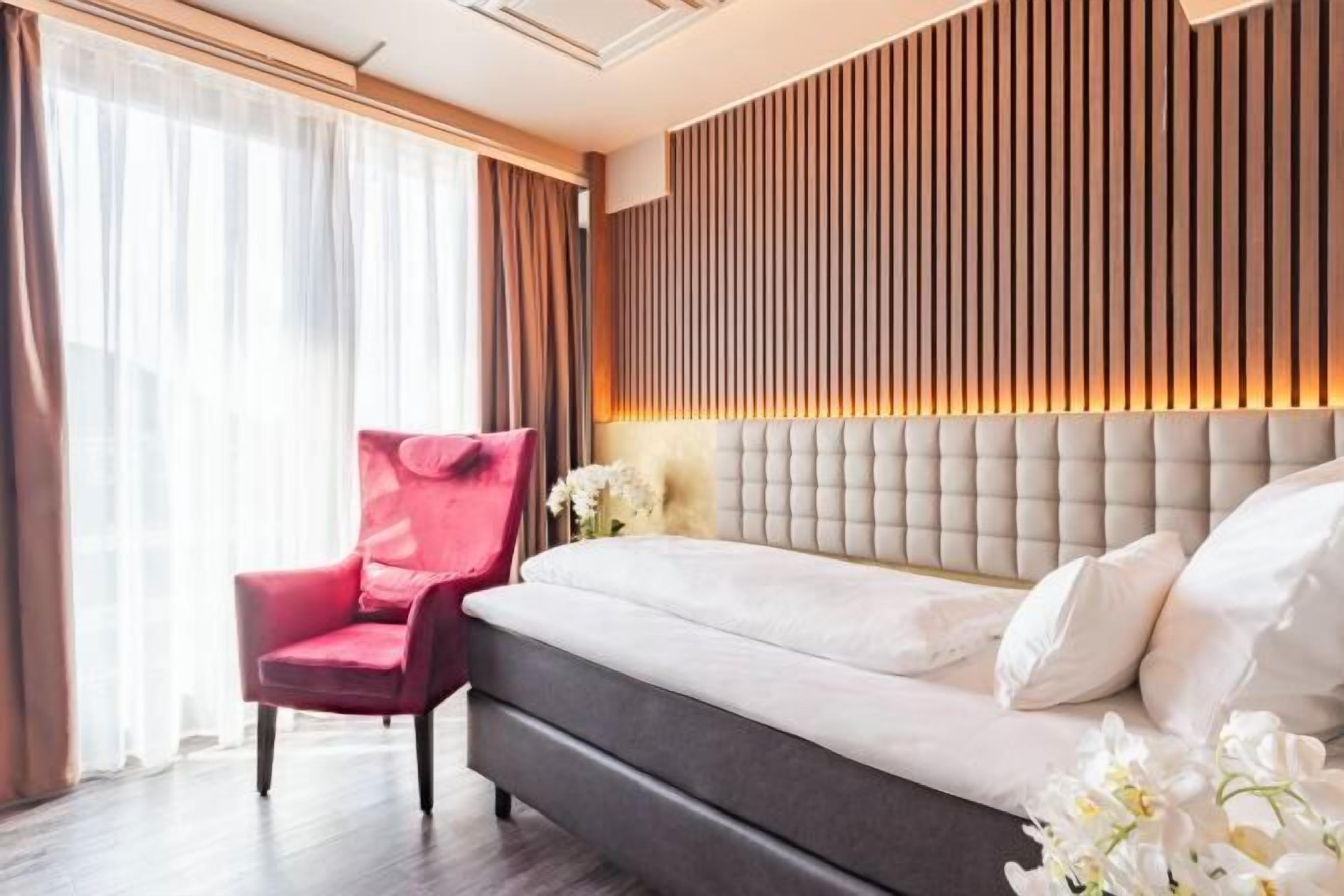 Hypo-allergenic bedding, in-room safe, desk, soundproofing