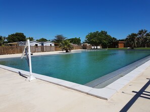 Utomhuspool och uppvärmd pool