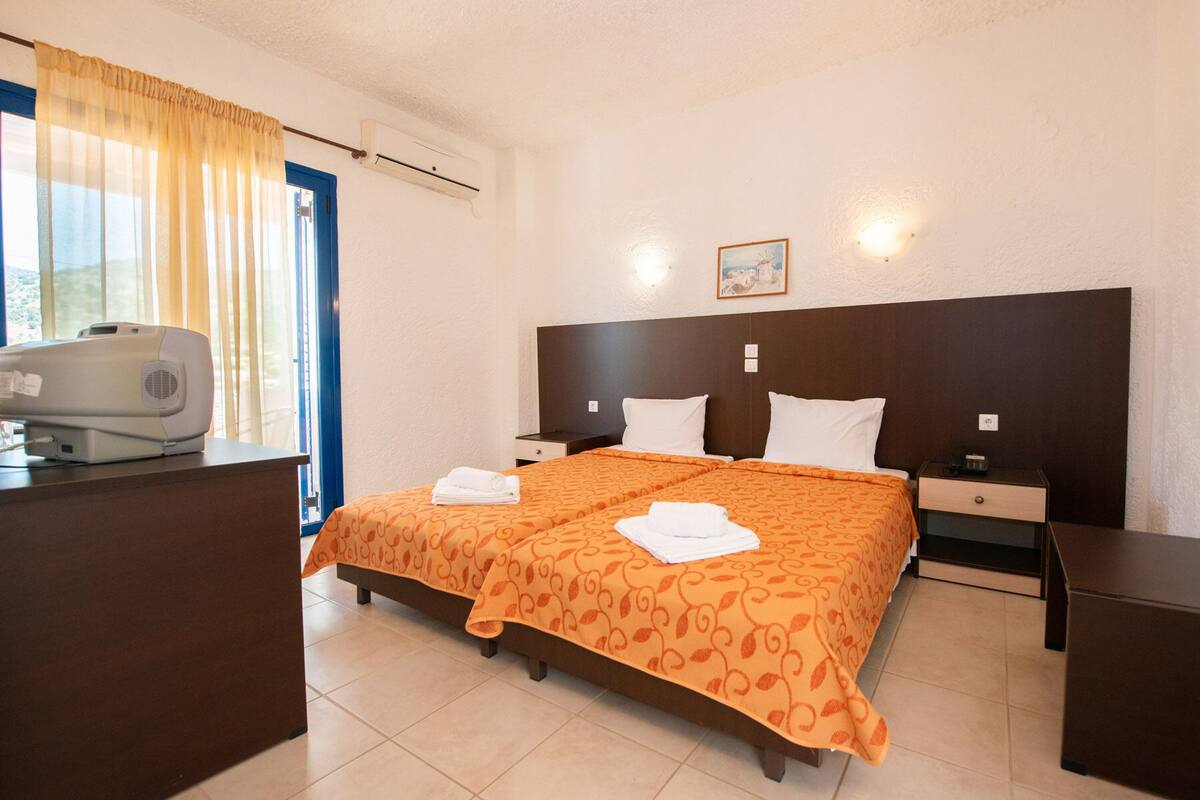 Basic Double Room | Laptop workspace, soundproofing, iron/ironing board, free WiFi