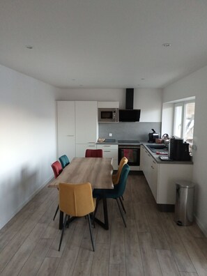 Réfrigérateur, four à micro-ondes, un four, surface de cuisson