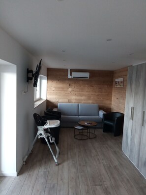 Téléviseur, table de ping-pong