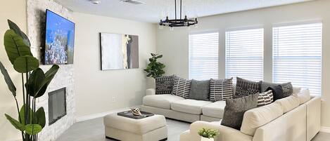 Smart TV, futbolito y tenis de mesa