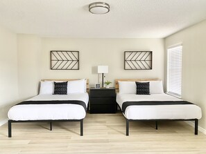 5 bedrooms, desk, iron/ironing board, free WiFi - ☆New☆Modern Luxury Dallas Getaway 5BR/2.5BA 3000sf (Grand Prairie)