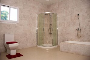 House | Bathroom | Combined shower/bathtub, deep-soaking bathtub, hair dryer, towels - White House Luxury Mansion With a Difference (Brufut)