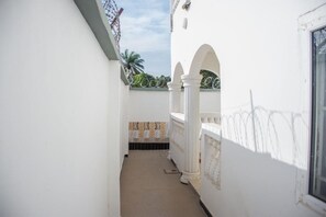 House | 4 bedrooms, iron/ironing board, free WiFi, bed sheets - White House Luxury Mansion With a Difference (Brufut)