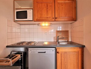 Réfrigérateur, micro-ondes, plaque de cuisson, lave-vaisselle