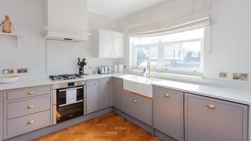 Basic House, Multiple Beds | Private kitchen | Fridge, microwave, oven, stovetop