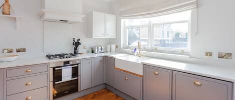 Basic House, Multiple Beds | Private kitchen | Fridge, microwave, oven, stovetop