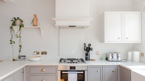 Hus – basic, flere senger | Eget kjøkken | Kaffetrakter/tekoker, kjøleskap, mikrobølgeovn og ovn
