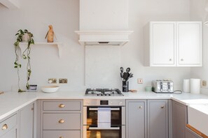 Private kitchen - Newly Refurbished 4 Bedroom House in East London (London)