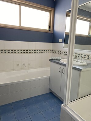 Suihkun ja ammeen yhdistelmä, hiustenkuivaaja, pyyhkeet, saippua