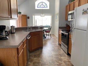 Private kitchen - Robin's Southern Dunes Vacation Home (Haines City)