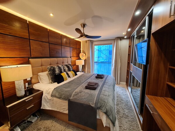 Basic Apartment, 1 King Bed | 1 bedroom, laptop workspace, bed sheets - Stylish and Modern 1 Bedroom Apartment in Farringdon (London)