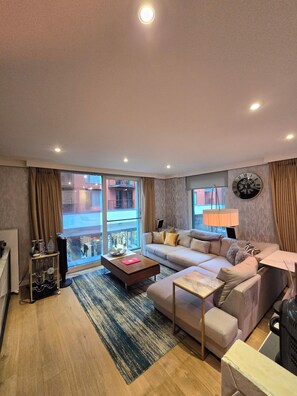 TV, stereo - Stylish and Modern 1 Bedroom Apartment in Farringdon (London)