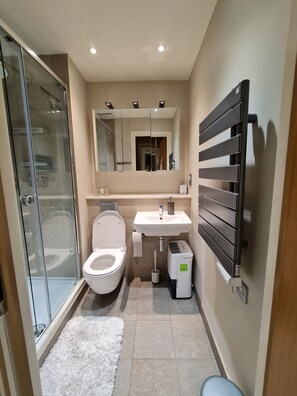 Basic Apartment, 1 King Bed | Bathroom | Towels, soap, shampoo, toilet paper - Stylish and Modern 1 Bedroom Apartment in Farringdon (London)