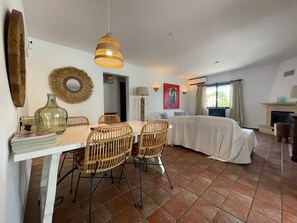 3 habitaciones, tabla de planchar con plancha y cuna de viaje