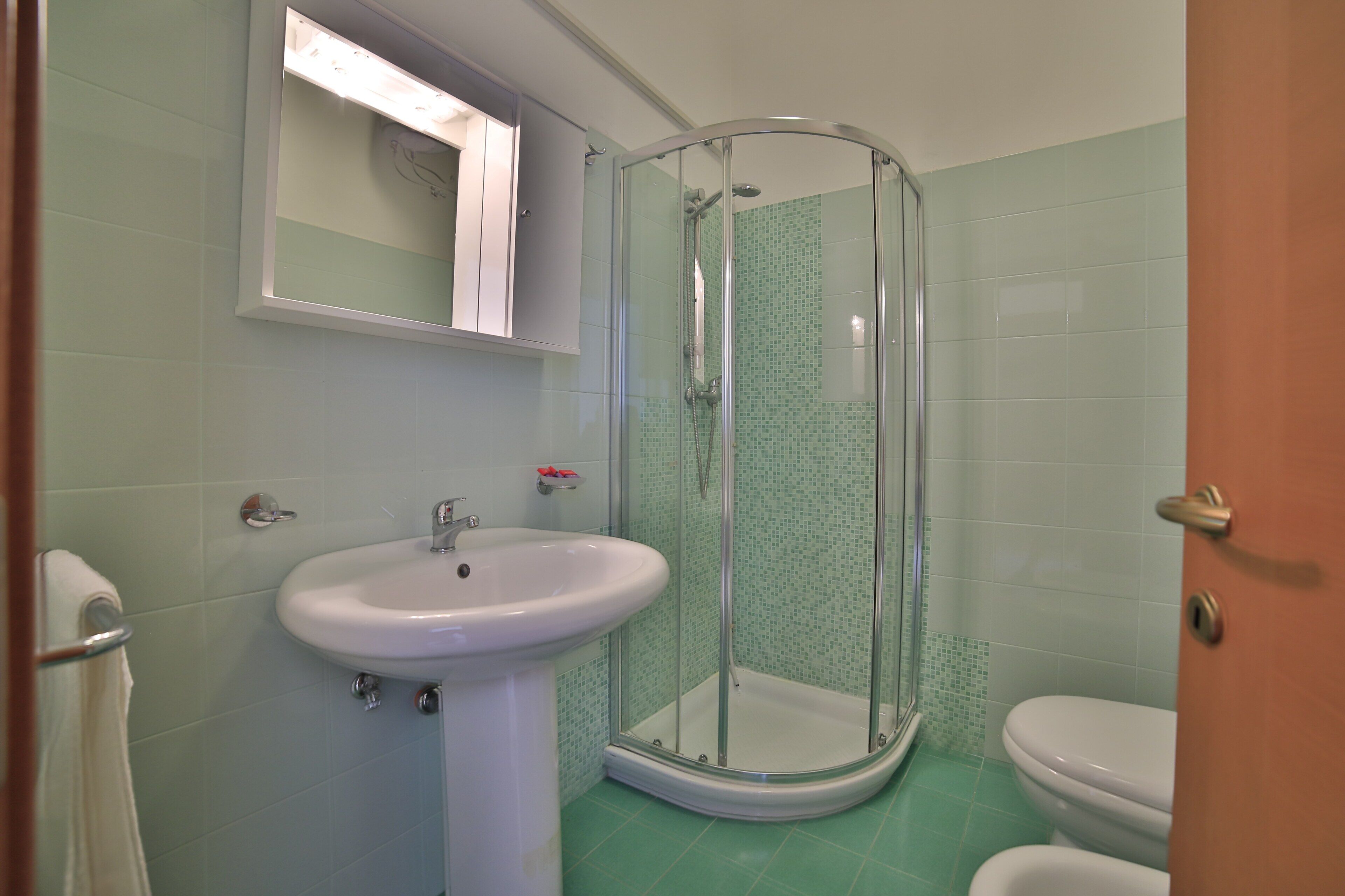 Douche, bidet, serviettes fournies