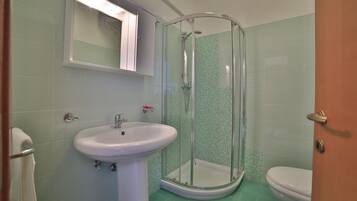 Douche, bidet, serviettes fournies