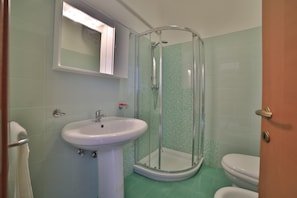 Regadera, bidet, toallas