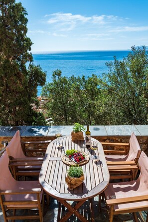 Outdoor dining - Kyklamino Castlehouse (Monemvasia)