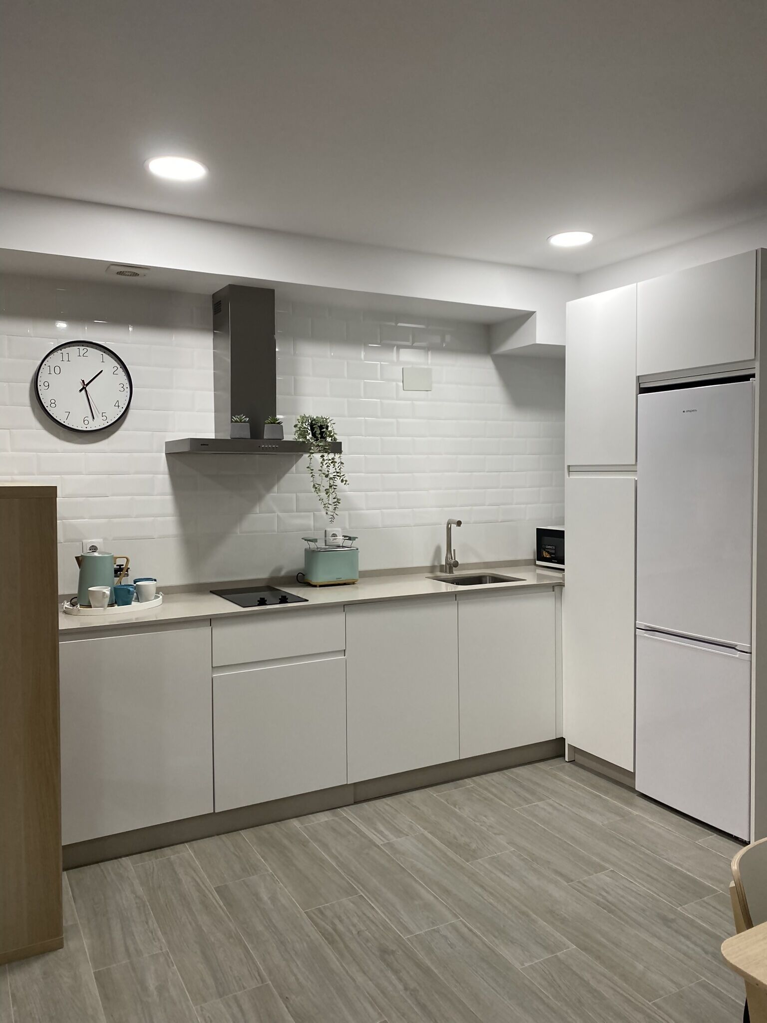 Een koelkast, een magnetron, een broodrooster