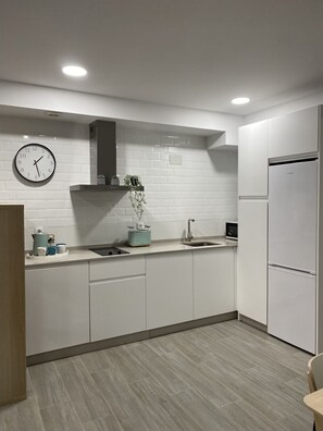 Een koelkast, een microgolfoven, een broodrooster