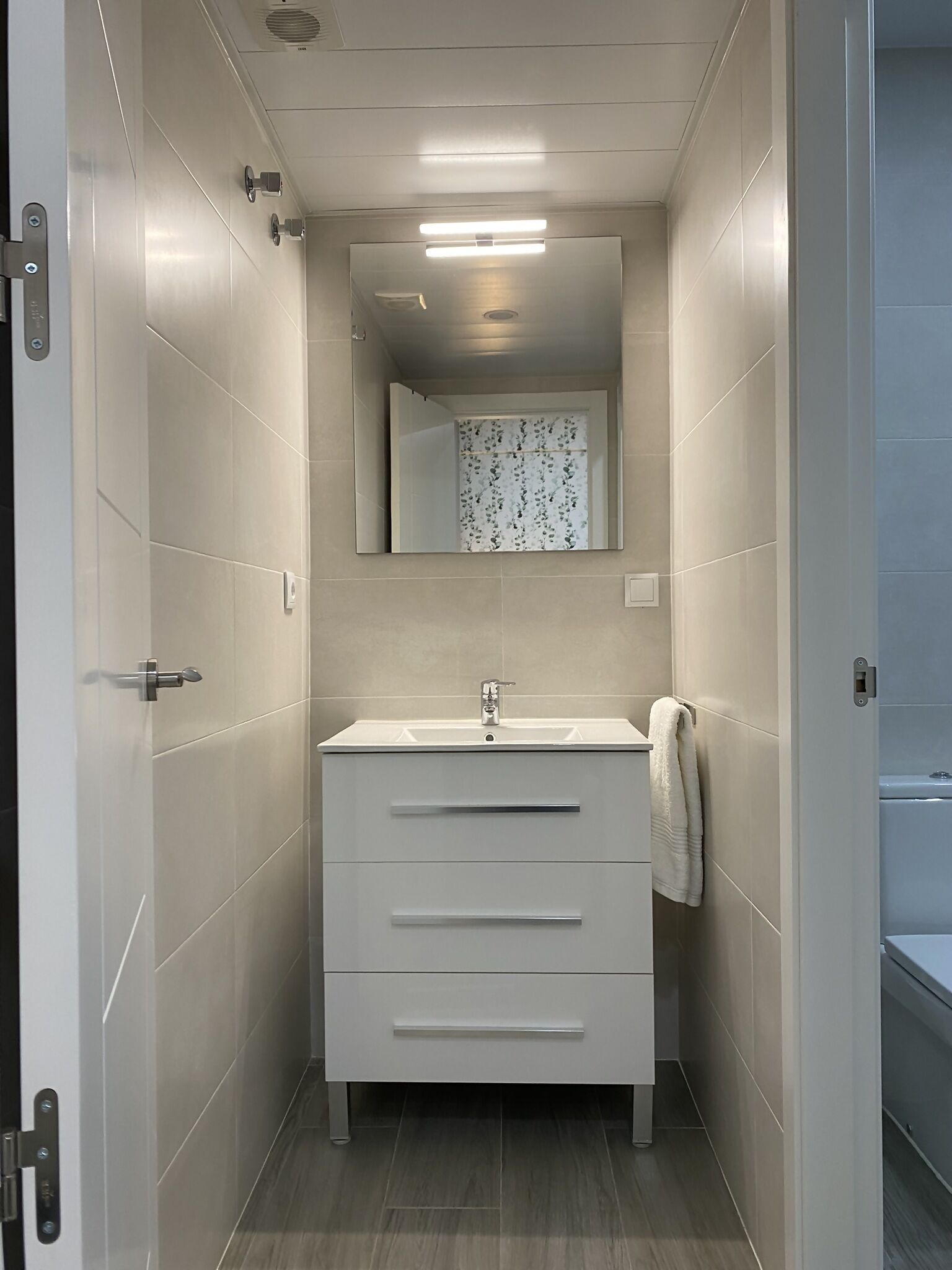 Een haardroger, handdoeken