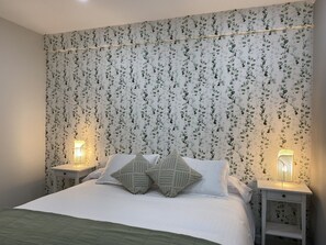 1 slaapkamer, een strijkplank/strijkijzer, reisbedje, wifi