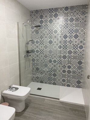 Een haardroger, handdoeken