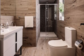 Shower, designer toiletries, hair dryer, towels - Amery House (Sliema)