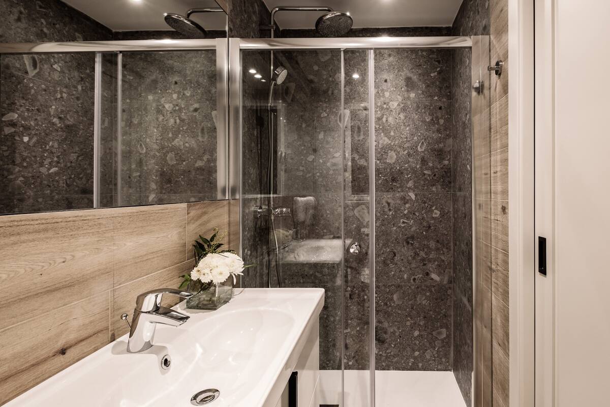 standard double or twin room | bathroom | shower, designer toiletries, hair dryer, towels