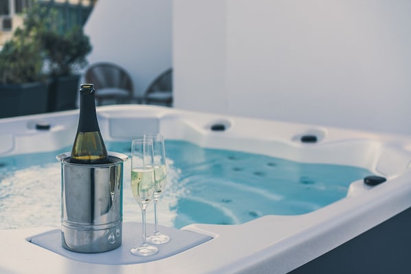 Suite, terras (Jacuzzi) | Luxe beddengoed, een minibar, een kluis op de kamer, geluiddichte muren