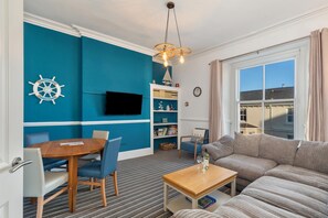 Apartment | 2 bedrooms, WiFi - Top Sail - Beautiful Apartment Minutes Walk to Beach and Town Centre (Tenby)