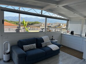 30-inch TV with cable channels - Cosy Apartment With Terrace View in Sarzana, Italy (Sarzana)