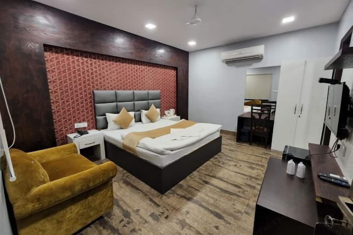 Memory-foam beds, individually decorated, individually furnished, desk
