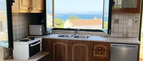 Kjøleskap, mikrobølgeovn, ovn og kaffetrakter/tekoker