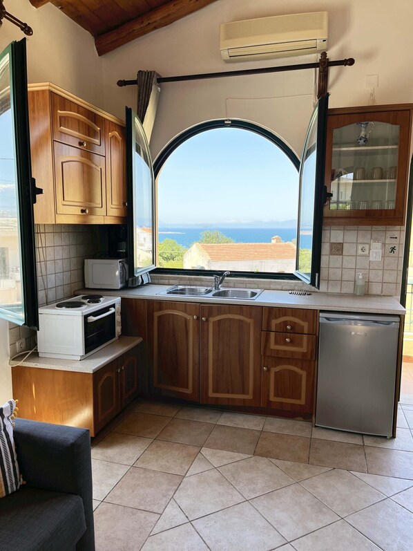 Fridge, microwave, oven, coffee/tea maker